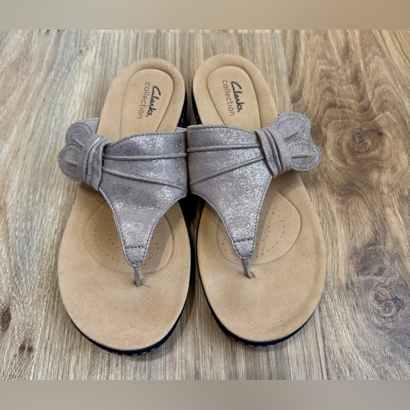 Clarks Collection Knotted Thong Sandals Laurieann Rae Taupe Metallic Size 9 LNC - Picture 1 of 5